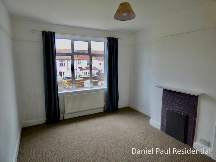 3 Bedroom End Of Terrace House For Sale In Blondin Avenue, London, W5