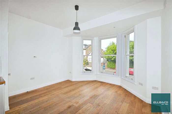2 Bedroom Flat To Rent In Friern Park, North Finchley, N12