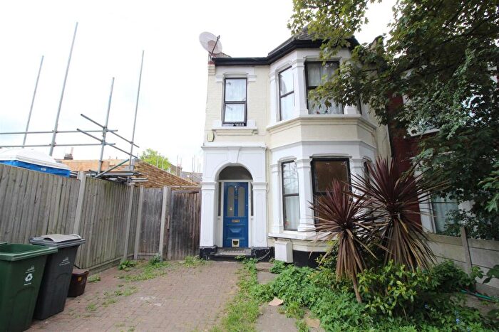 2 Bedroom Apartment To Rent In Kings Road, Leytonstone, E11