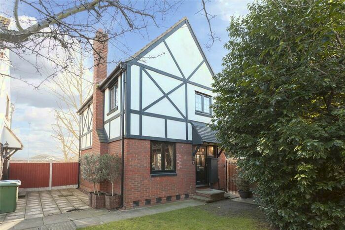 3 Bedroom Detached House To Rent In Howland Way, Canada Water, London, SE16