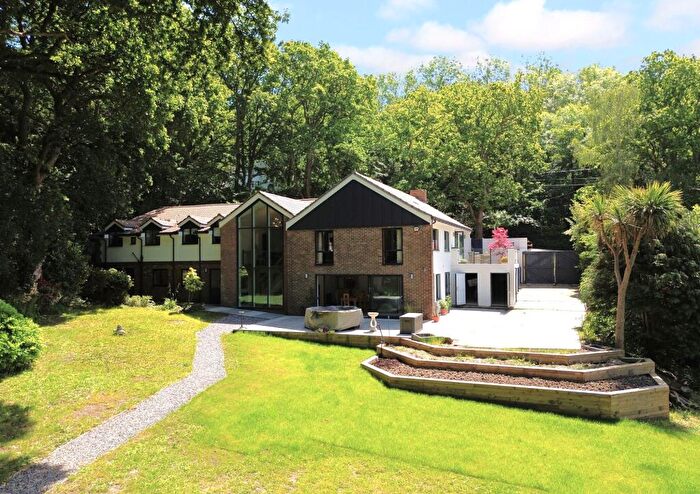 6 Bedroom Detached House For Sale In Kew Lane, Bursledon, SO31