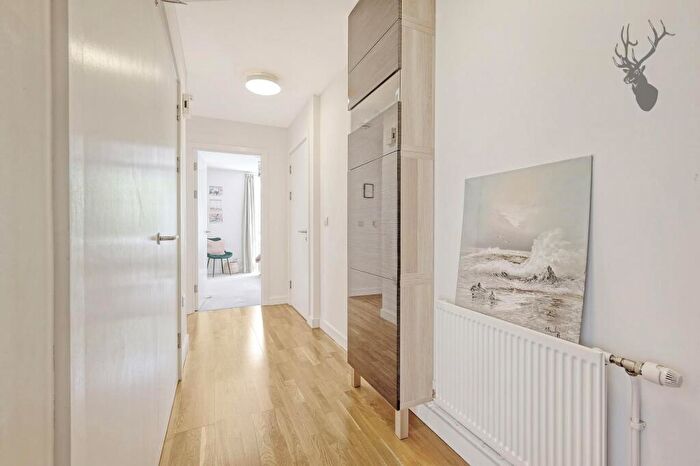 2 Bedroom Apartment To Rent In Trafalgar Gardens, Stepney Green, E1