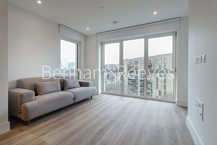 2 Bedroom Flat To Rent In Maple Mews, Bow, E3