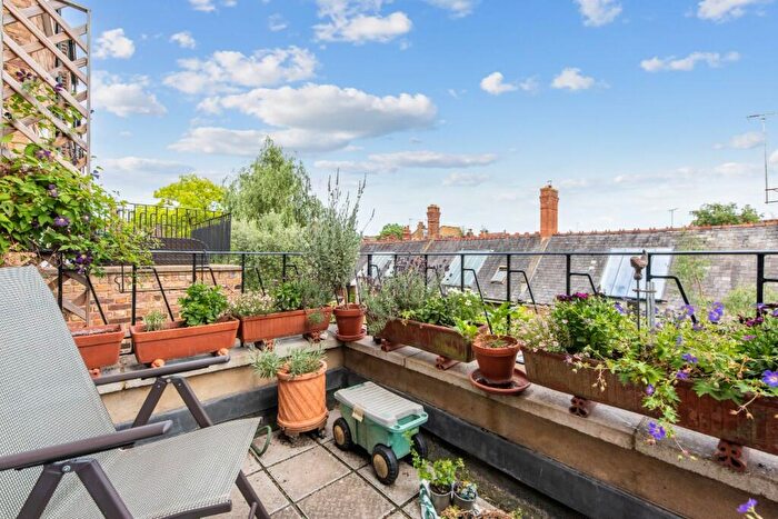1 Bedroom Flat For Sale In Fitzroy Road, London, NW1