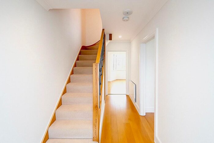 3 Bedroom Flat To Rent In South Bank, Surbiton, KT6