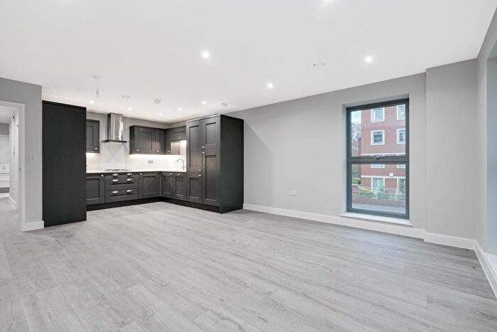 2 Bedroom Flat For Sale In Queens Road, Weybridge, Surrey, KT13