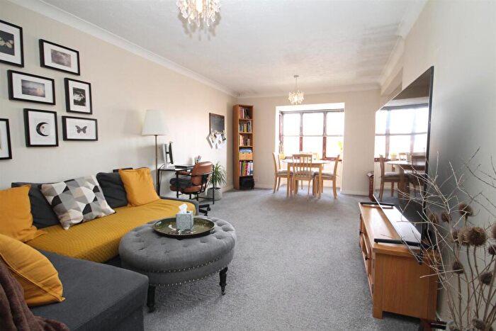 2 Bedroom Apartment For Sale In Violet Close, Wallington, SM6