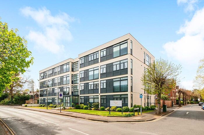 1 Bedroom Apartment For Sale In Pyrford Road, West Byfleet, Surrey, KT14