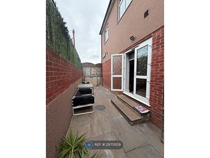 2 Bedroom Flat To Rent In Jasper Court, Hornchurch, RM11