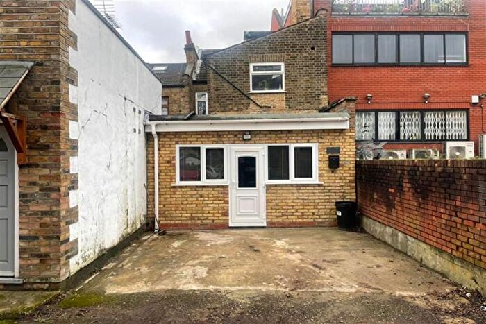 Apartment To Rent In Snakes Lane East, Woodford Green, IG8