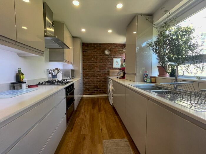 3 Bedroom Flat To Rent In Valley House Park Valley, Nottingham, Nottinghamshire, NG7