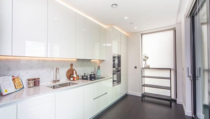 2 Bedroom Flat To Rent In Thornes House, London, SW11