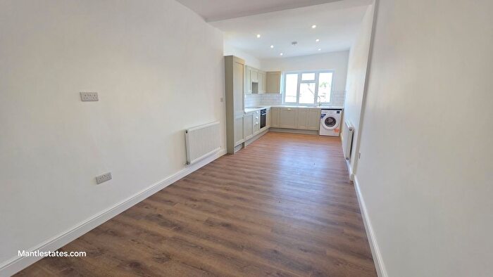4 Bedroom Flat To Rent In East Barnet Road, EN4