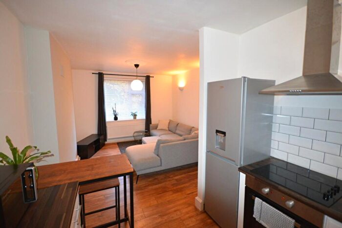2 Bedroom Flat To Rent In Old Street, Sheffield, South Yorkshire, S2