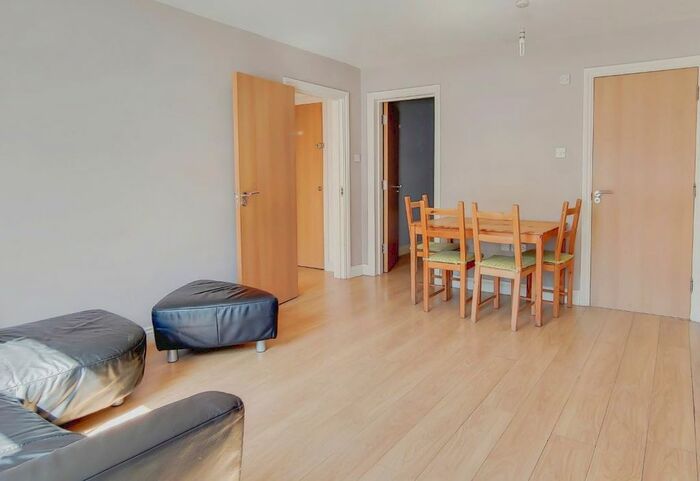 2 Bedroom Flat To Rent In High Street, London, SE25