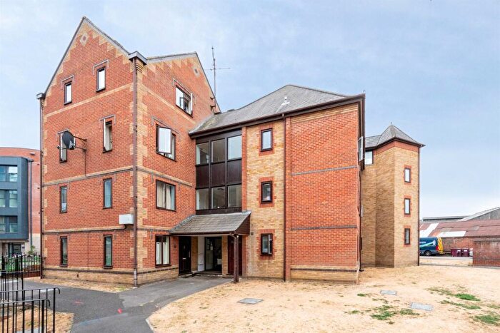 2 Bedroom Apartment To Rent In Regent Court, Reading, RG1