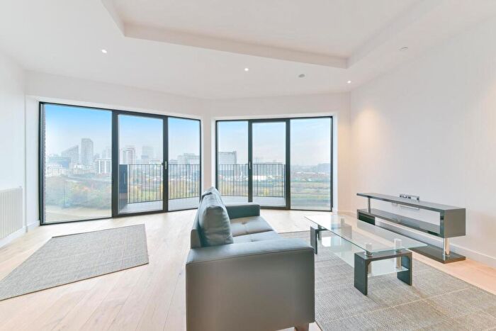 3 Bedroom Flat To Rent In Modena House, London City Island, London, E14