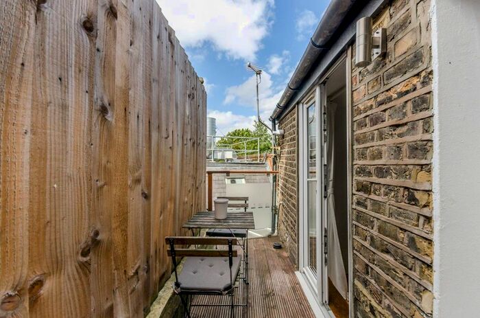 2 Bedroom Flat To Rent In Balham High Road, Balham, London, SW12