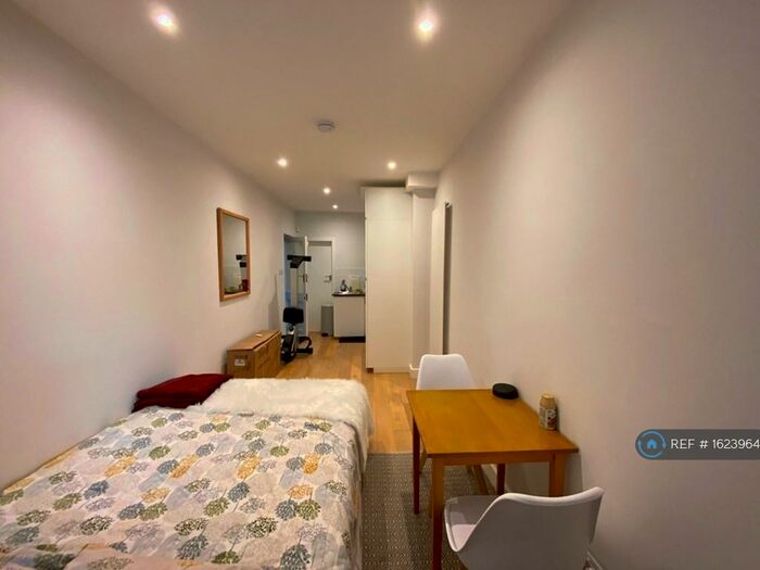 Studio To Rent In Oakway, London, N14