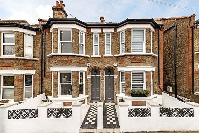 3 Bedroom Semi Detached House To Rent In Warwick Grove, Surbtion, KT5