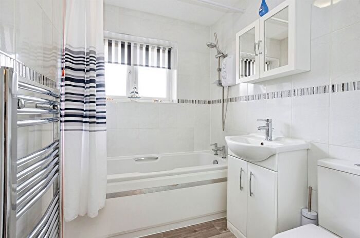 1 Bedroom Flat For Sale In Palmer Avenue, Bushey, WD23