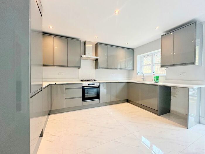 4 Bedroom Semi-Detached House To Rent In Crescent Drive, Aldershot, GU12