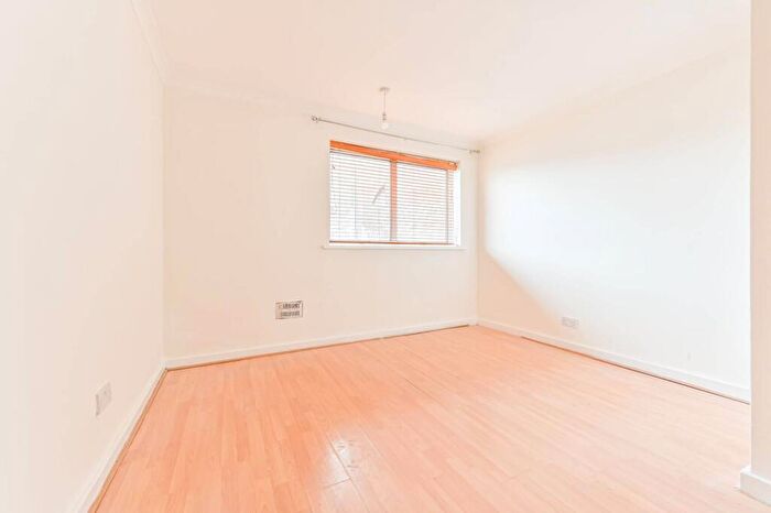 2 Bedroom Flat To Rent In Parkgate Road, Battersea, London, SW11