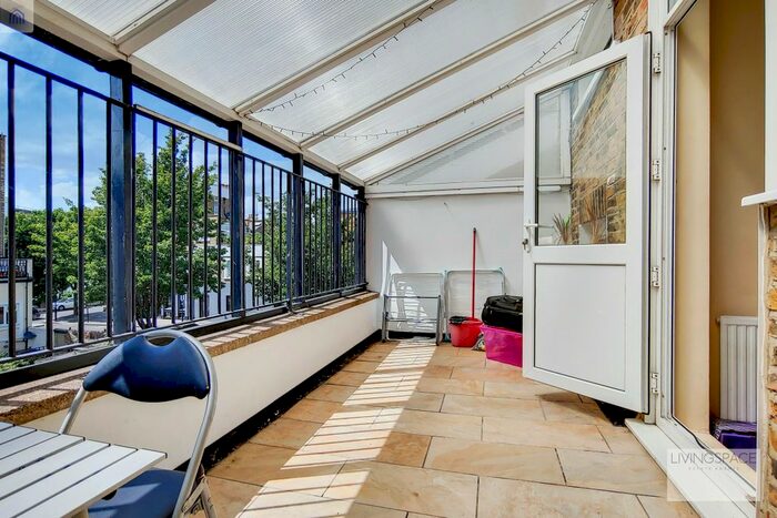 3 Bedroom Flat To Rent In Courtney Road, Islington, N7