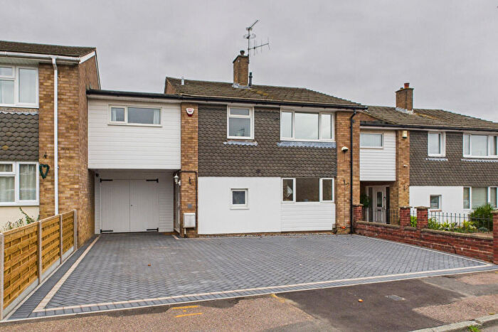 4 Bedroom Link Detached House For Sale In Burleigh Road, Leverstock Green, Hemel Hempstead, HP2