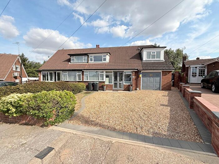 3 Bedroom Chalet For Sale In Wadhurst Avenue, Luton, LU3