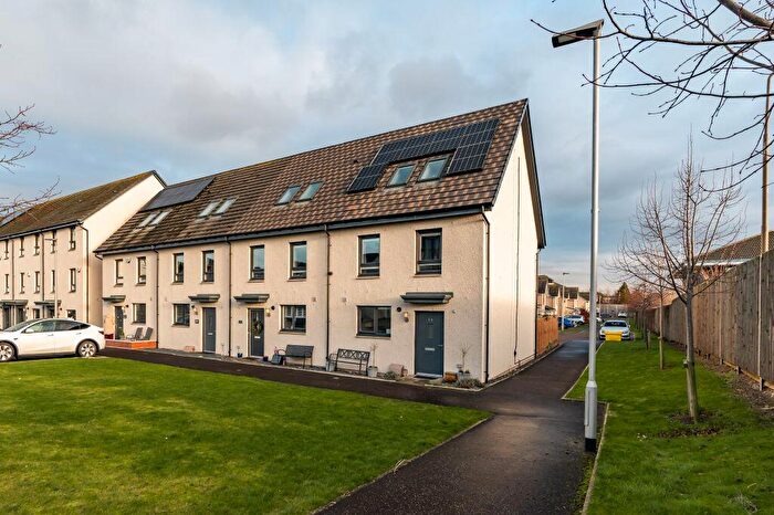 3 Bedroom Town House For Sale In Barnyard Park Rigg, Edinburgh, EH12