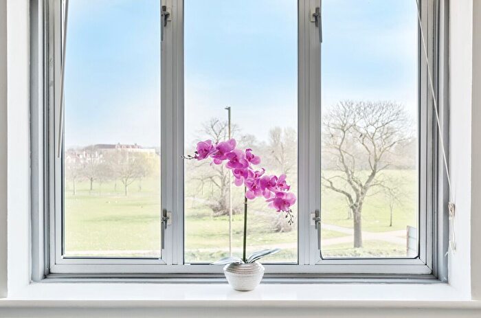 1 Bedroom Flat For Sale In Claire Court, Commonside West, Mitcham, Surrey, CR4