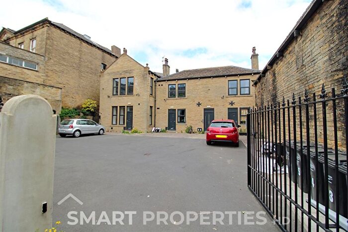 2 Bedroom Flat To Rent In Blackwall, Halifax, HX1