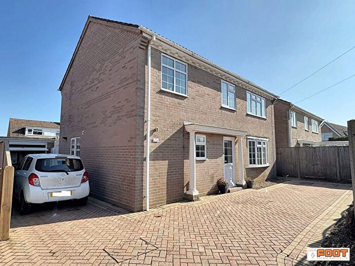 4 Bedroom Detached House For Sale In Ithica Close, Hayling Island, PO11