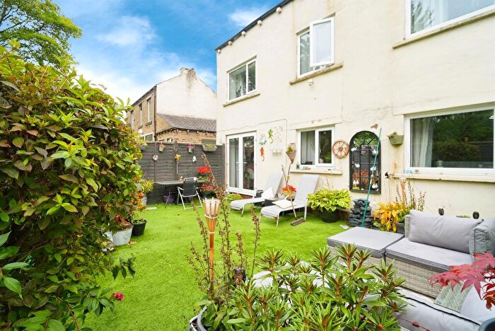 3 Bedroom Semi-Detached House For Sale In Dockery, Huddersfield, HD1