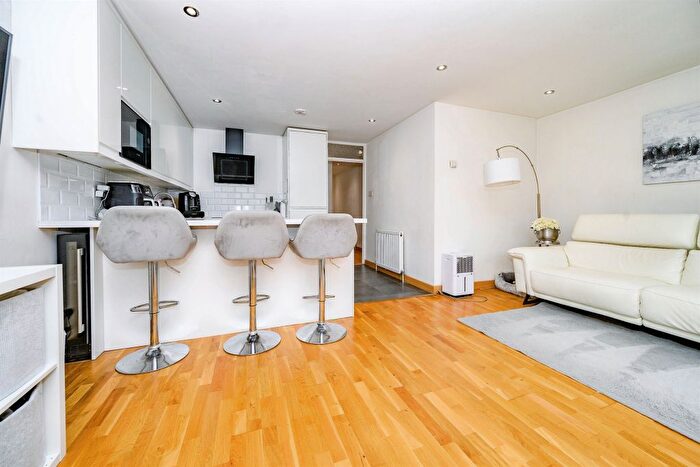 1 Bedroom Maisonette For Sale In Harding Close, Watford, WD25
