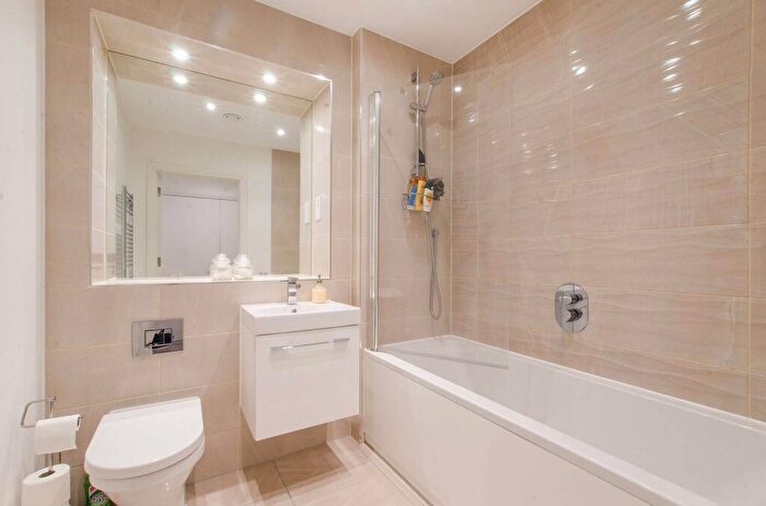 2 Bedroom Flat To Rent In Scena Way, Camberwell, London, SE5