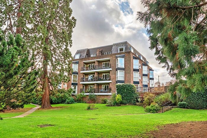 1 Bedroom Flat For Sale In Stoneydeep, Twickenham Road, Teddington, TW11