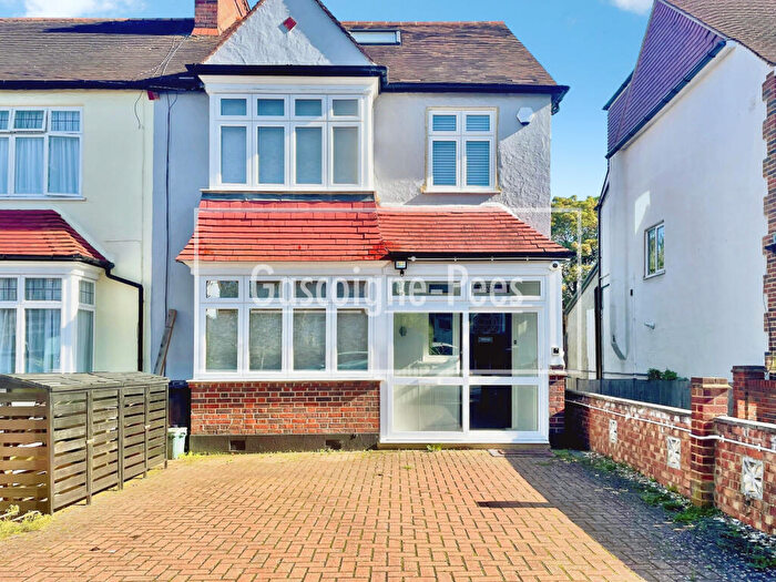 4 Bedroom House To Rent In Maycross Avenue - Morden, SM4