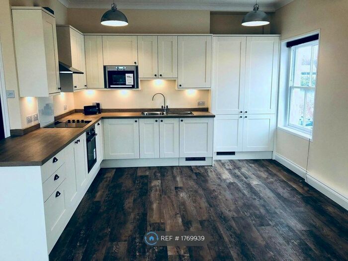 3 Bedroom Flat To Rent In Manory House, Farnham, GU9