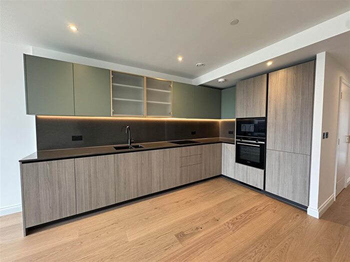 2 Bedroom Flat To Rent In Potters Road, Chelsea, London, SW6