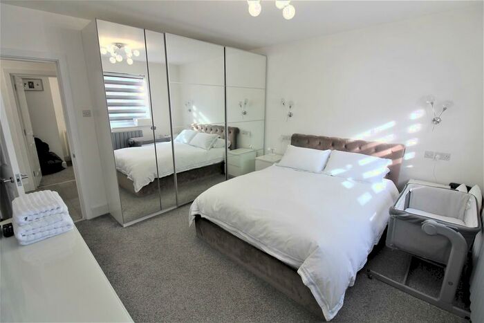 2 Bedroom Ground Flat To Rent In Hertford Court, Palmers Green, N13