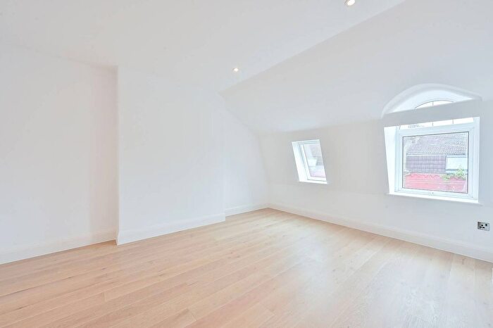 3 Bedroom Flat To Rent In Lancing Road, West Ealing, Ealing, W13