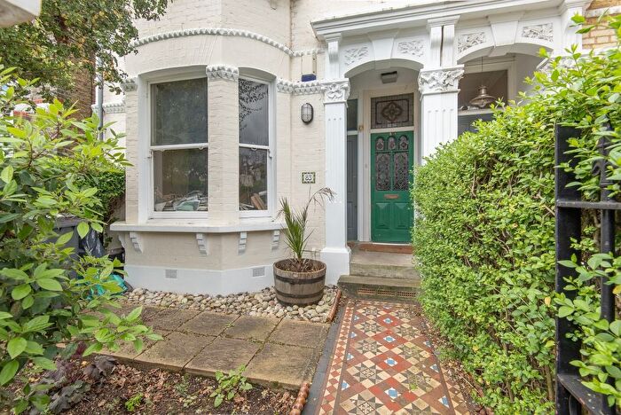 2 Bedroom Flat To Rent In Crescent Lane, London, SW4