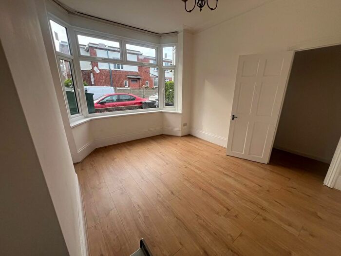 2 Bedroom Flat To Rent In Maybank Road, E18