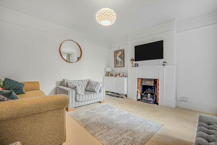 3 Bedroom Flat To Rent In Rostrevor Road, London, SW6