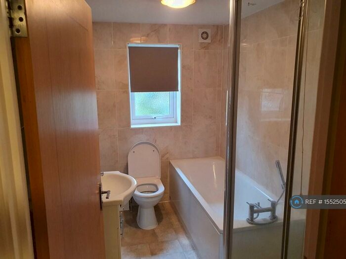 2 Bedroom Flat To Rent In Hillside Avenue, Kent, DA12