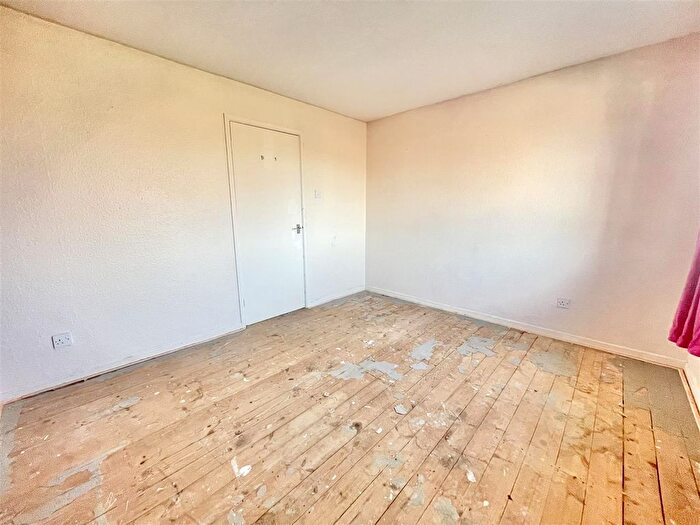2 Bedroom Flat For Sale In Dacombe Close, Upton, Poole, BH16
