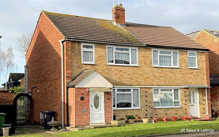 3 Bedroom Semi Detached House For Sale In Downfield Road, Central Cheshunt, EN8