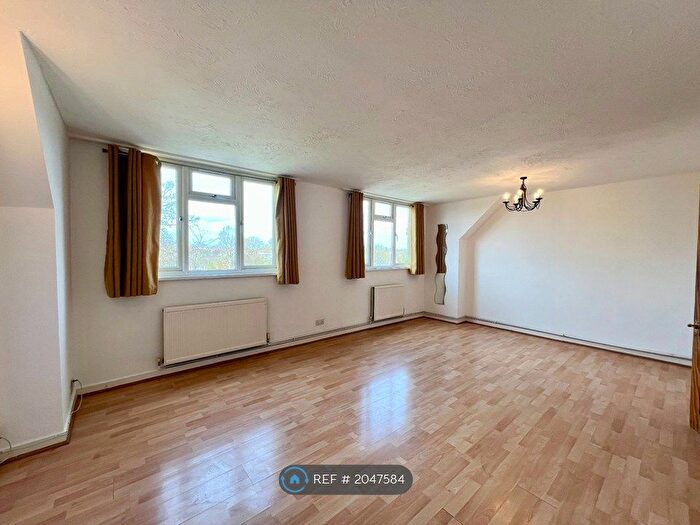 2 Bedroom Flat To Rent In Cotswold Court, London, N11